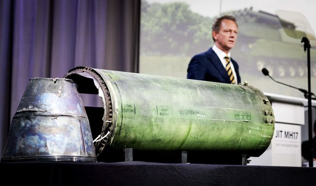 Фрагменти ракети ЗРК Бук, яка збила Boeing рейсу MH17, представлені JIT в Нідерландах