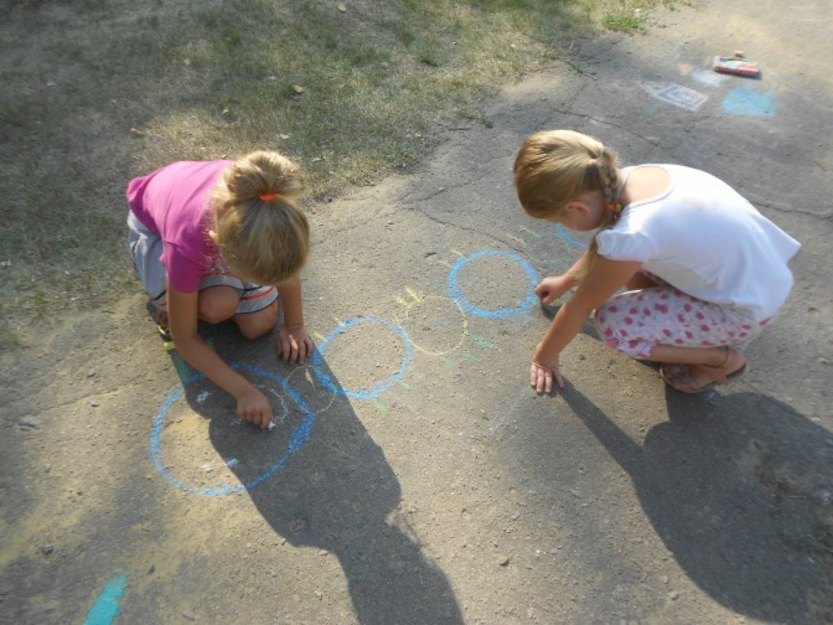 Дітям було запропоновано, продовжити малюнки, що можна отримати з кіл або квадратів, таке заняття безпосередньо на вулиці будить уяву, мислення, творчу фантазію у дітей