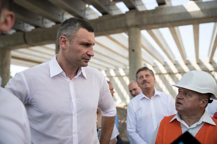 За його словами, в даний час виконані роботи з підготовки будівництва шляхопроводів через вул