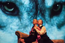 Infos zur Produktion   mit Alexander Masalov, Irina Morozova und Linda Lapinsh   Regie: Mark Rosowskij   Mark Rosowskij über sein Theaterstück Der Wolfsmann:   Dies ist eine einmalige Geschichte, voll von erotischen Geheimnissen, Leidenschaften, Trieben und Hysterie Anfällen, das Drama eines vortrefflichen Menschen, der sich für einen Wolf hielt