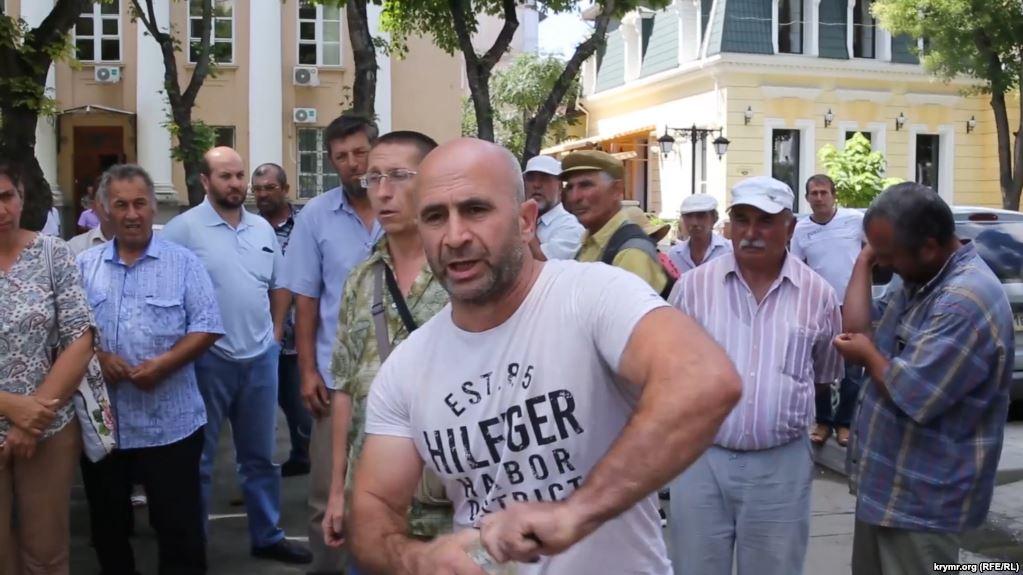 Лікарі говорять про те, що як мінімум чотири дні він буде знаходиться в лікарні, після чого будуть робити ще один огляд, розповів знайомий активіста