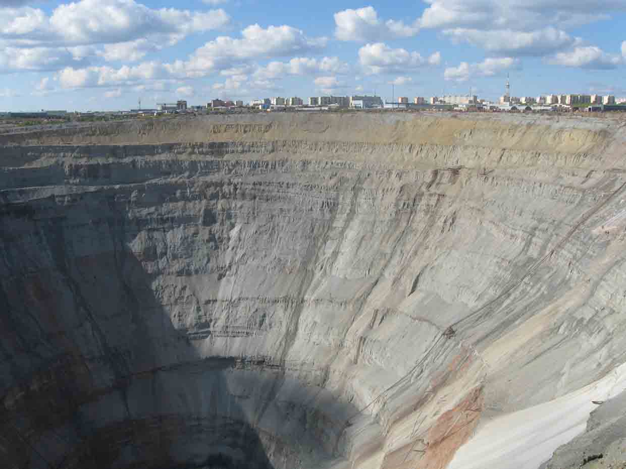 Рудник знаходиться на консервації для підготовки підземної відпрацювання більш глибоких горизонтів - оскільки розвідано, що глибина залягання алмазів в «Світі» перевищує кілометр