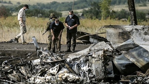 17 вересня 2018, 13:22 Переглядів:   Оборонне відомство визнає, що ракета, що збила пасажирський Boeing, проведена в Росії, але нібито була передана Україні   Місце падіння малайзійського Боїнга MH17