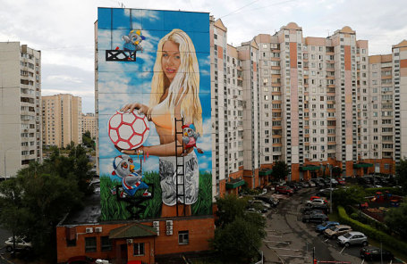 «Новатек Арт» отримала замовлення від мерії на графіті до ЧС: російська дівчина з м'ячем
