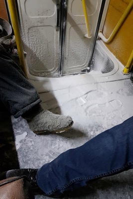 Автобус з гірниками пізнім ввечері 20 грудня застряг в районі селища Заполярний в Воркуті