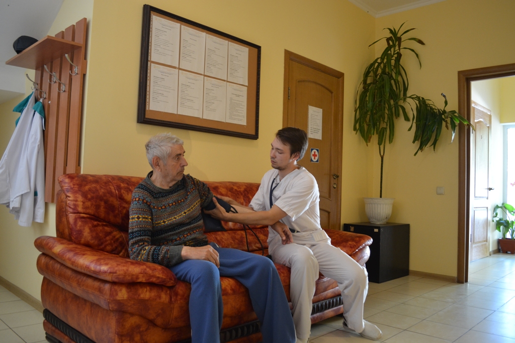 Персонал приватного будинку престарілих складається з висококваліфікованих фахівців, які допоможуть пережити і перемогти всі життєві труднощі
