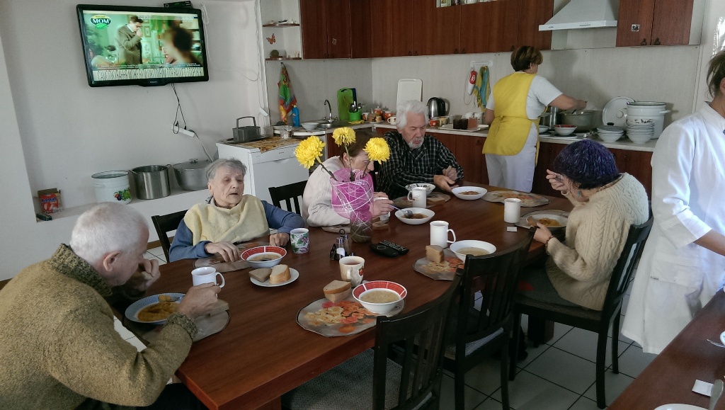 Всі мешканці будинку престарілих Опіка харчуються п'ять разів і виключно корисною, і домашньою їжею, яка сприяє нормалізації діяльності всього організму