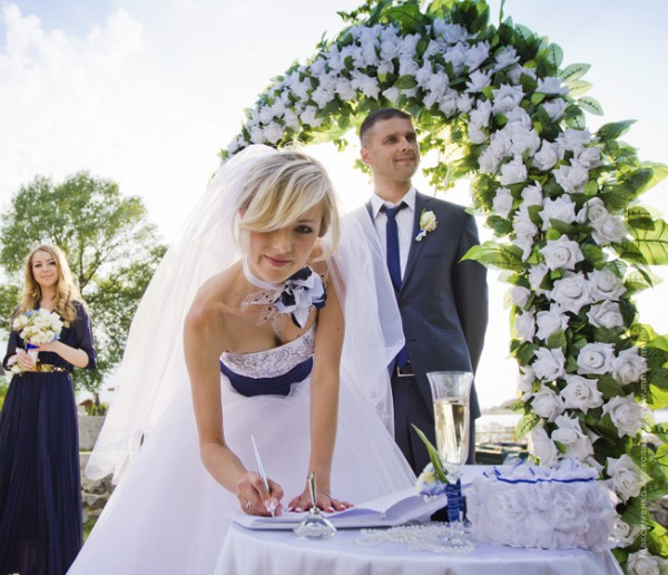 В американських фільмах багато з нас бачили щасливу пару в день весілля, яка обмінюється обручками, стоячи біля квіткової арки
