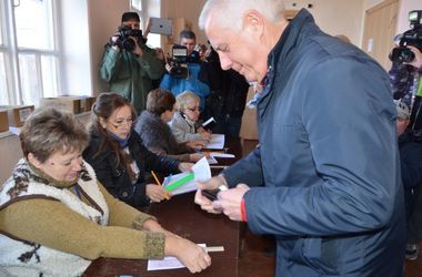 15 листопада 2015 23:36 Переглядів:   Анатолій Вершина лідирує на виборах міського голови в Павлограді