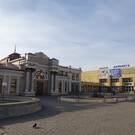 Залізничний вокзал Чити (або Чита-II, Головний ж / д вокзал) розташований перед Привокзальній площею, буквально в