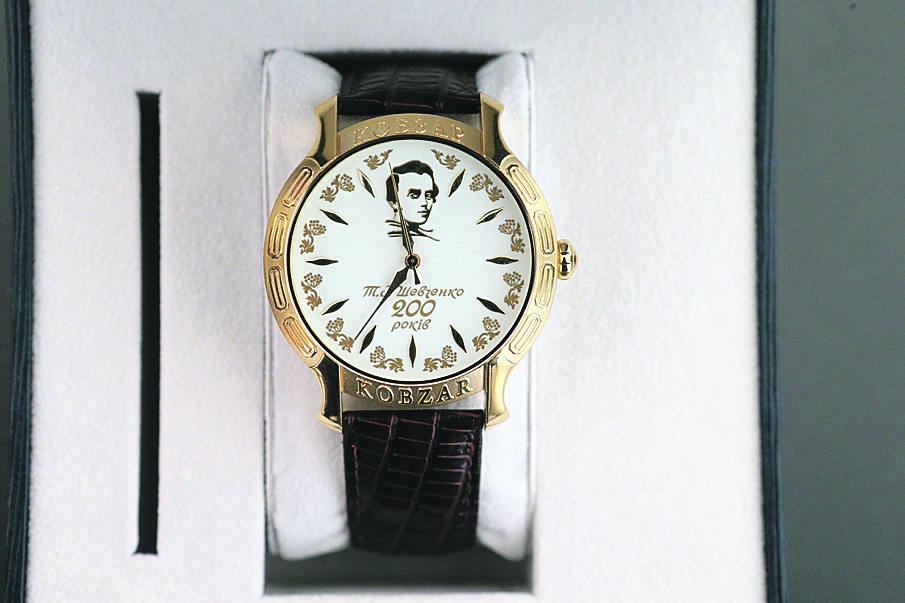 Наприклад, до 15-річчя Незалежності на заводі випустили колекцію годинників, де на циферблаті красується герб України, а цифри 3, 6, 9 і 12 складаються в тризуб