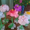 Майстер-клас з виготовлення ростових квітів з гофрованого паперу (для декорацій залу)   До всіх ранків в дитячому садку ми намагаємося прикрасити музичний зал