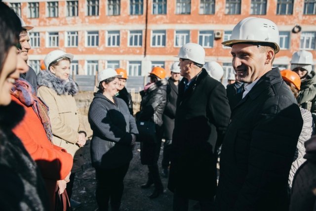 Питання про необхідність будівництва додаткового корпусу школи було піднято в 2014 році, коли Олександр Козлов був мером Благовещенська