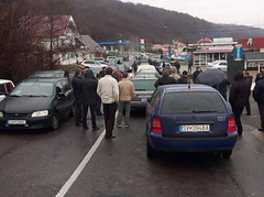У понеділок, 26 листопада, власники автомобілів на Єврономер продовжують блокувати пункти пропусків на кордонах