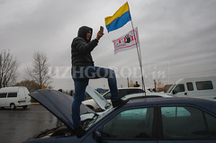 11:59 Власники автомобілів з іноземною реєстрацією, як і анонсували, заблокували сьогодні вранці пункт пропуску «Тиса» на україно-Угорської кордоні
