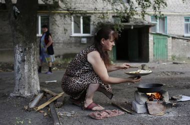 8 жовтня 2014 року, 19:16 Переглядів:   Через обстрілів у багатьох містах Донбасу перебої з електрикою, газом і водою
