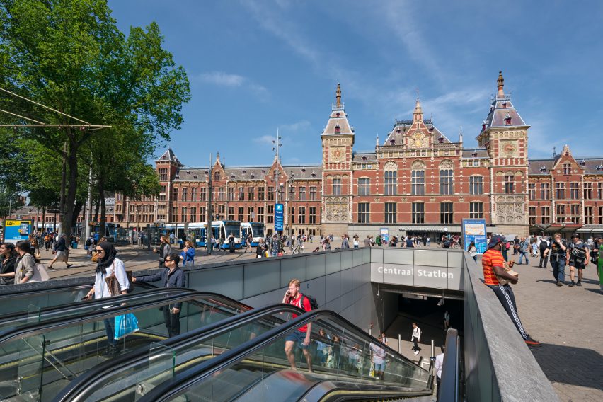 Амстердамцы и туристы теперь могут пересечь шестимильный маршрут север-юг через город всего за 15 минут, через 22 года после начала проекта