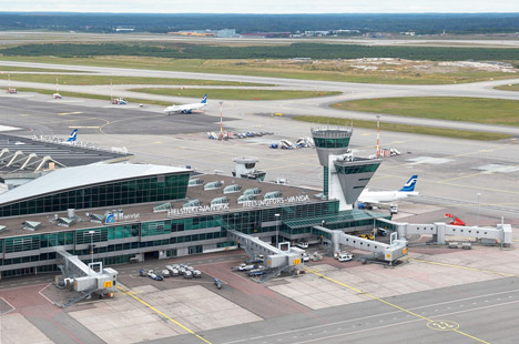Міжнародний аеропорт Гельсінкі-Вантаа або просто Гельсінкі розташований в місті Вантаа (звідси й друга назва) в 17 км від міського центру фінської столиці