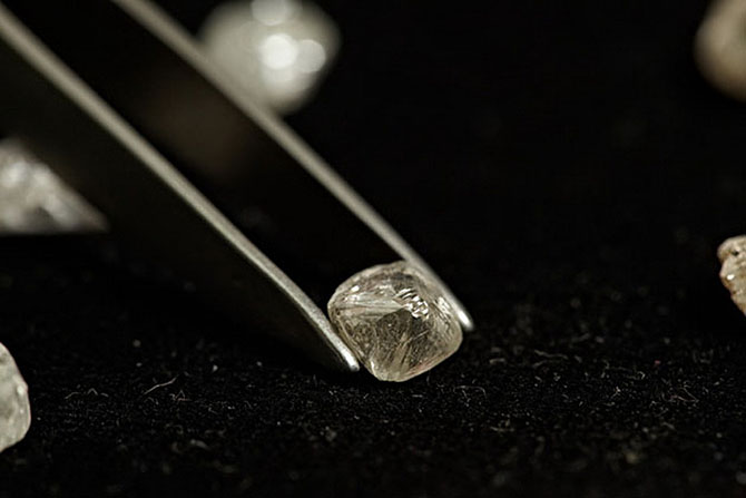 В результаті, в залежності від розміру, кольору та інших параметрів виходить близько 8000 можливих позицій алмазної сировини