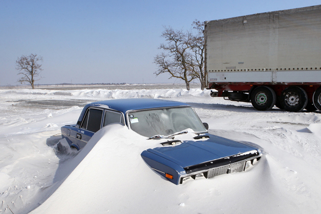 Як повідомляє прес-служба Міністерства інфраструктури України, дороги розчищають від снігу 1514 одиниць техніки і 2285дорожніков
