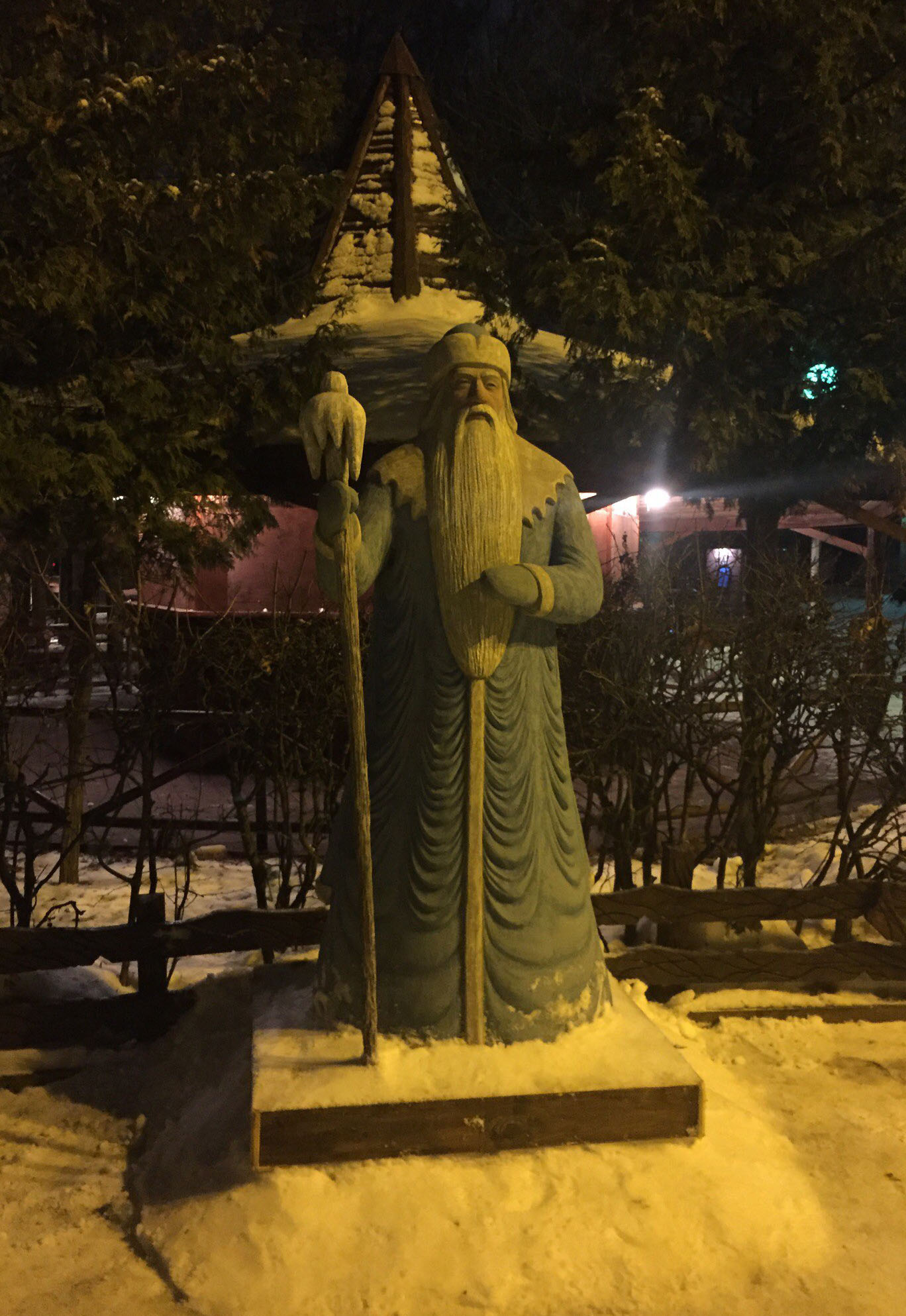 А в парку «Юність» в Володарському районі під вечір 30 грудня з'явилася скульптура   Морозко   (Автор Сергій Карацуба)