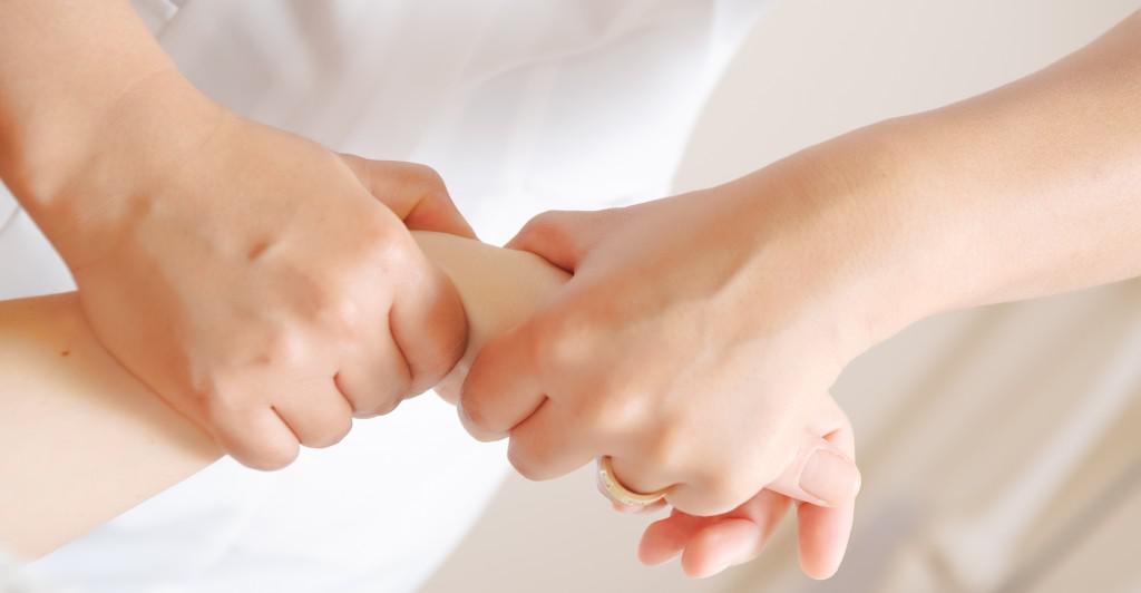 Наприклад, торкаючись до руки людини, остеопат чує, як рухається кров по судинах, напружений чи посудину, напружена кістка або м'яз