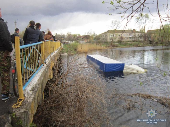 Двоє людей загинули в результаті ДТП на Чернігівщині - фура після зіткнення виявилася в річці