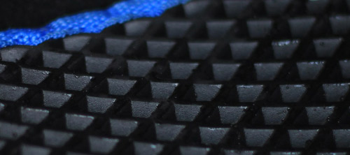 Два рівня фіксації забезпечують надійне зчеплення килимка з підлогою автомобіля