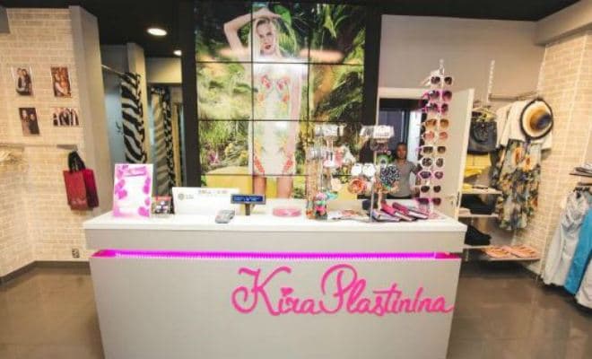 В цей день в московському торговому центрі «Європейський» відкрився перший монобрендовий магазин Kira Plastinina, в якому дівчата-підлітки купували одяг від дизайнера-ровесниці