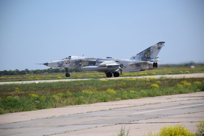 Зараз Су-24МР виконав переліт до основним місцем базування і вже посилив обороноздатність Збройних сил України, - повідомили в компанії