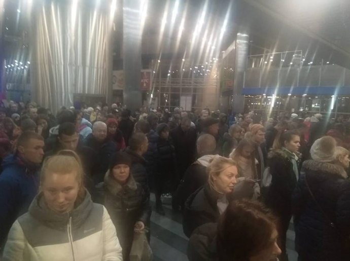 23256 переглядів   На центральному залізничному вокзалі в Києві утворилися великі черги, оскільки пасажири не можуть отримати залізничні квитки, куплені протягом останніх двох днів через онлайн-сервіс Укрзалізниці