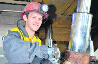 26 серпня 2016, 9:45 Переглядів:   28-річний Володимир Косих - підземний електрослюсар з шахти «Дніпровська»
