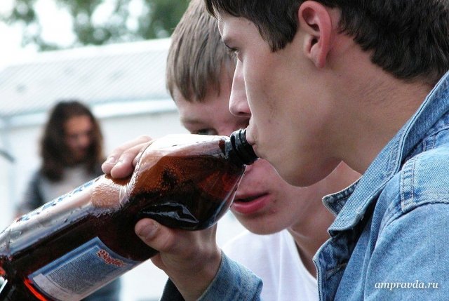 Депутати запропонували заборонити роздрібний продаж алкоголю з вмістом етилового спирту понад 4% в полімерній споживчій тарі