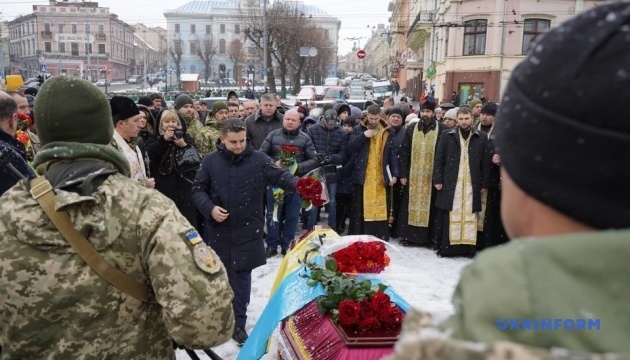 У Чернівцях попрощалися з військовим Віталієм Онофрейчук, який загинув від прямого попадання міни в бліндаж ще в листопаді минулого року
