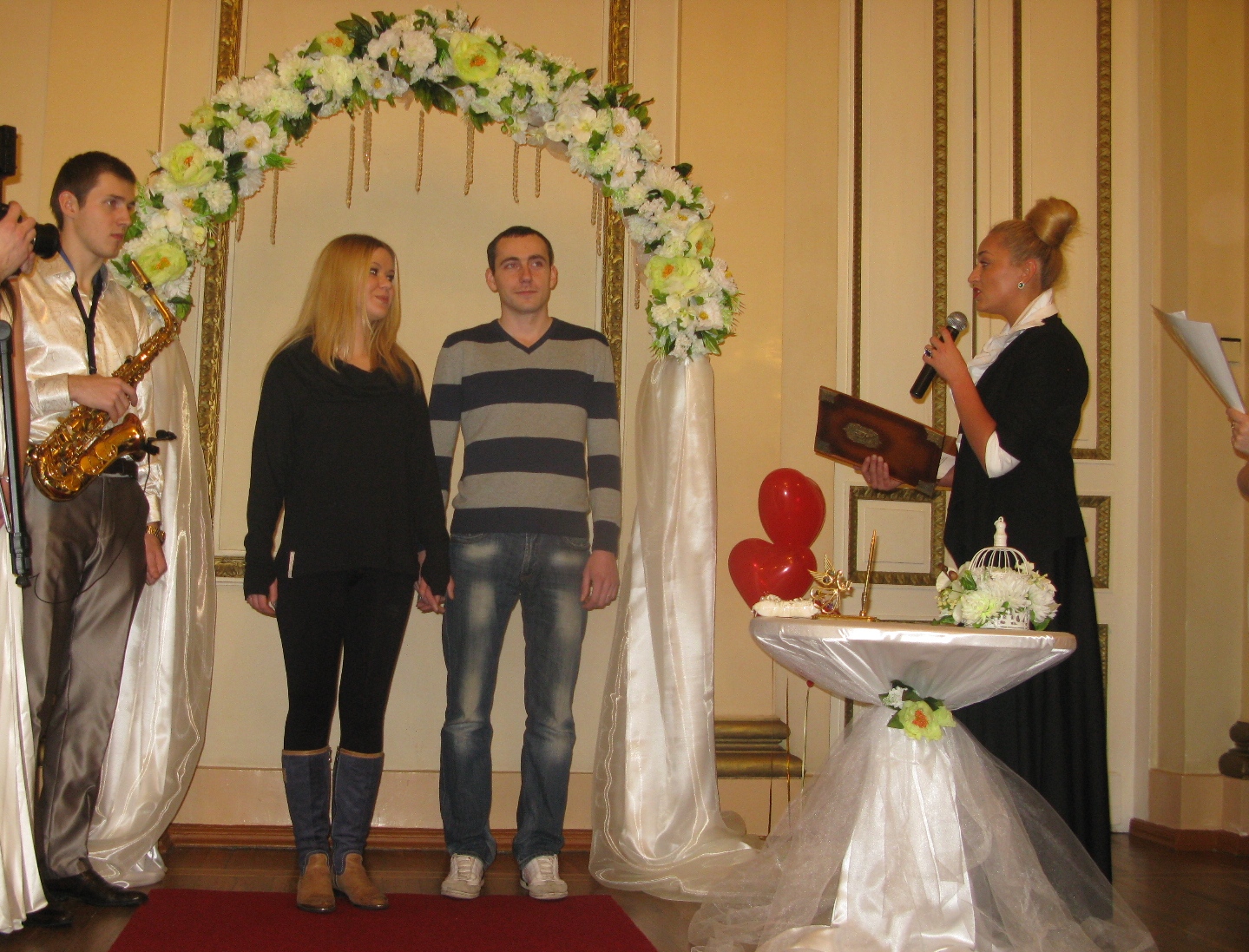 Олексій Нізіенко каже, що харків'яни звикли відзначати весілля в класичному стилі, але все більшу популярність набирають європейські виїзні церемонії