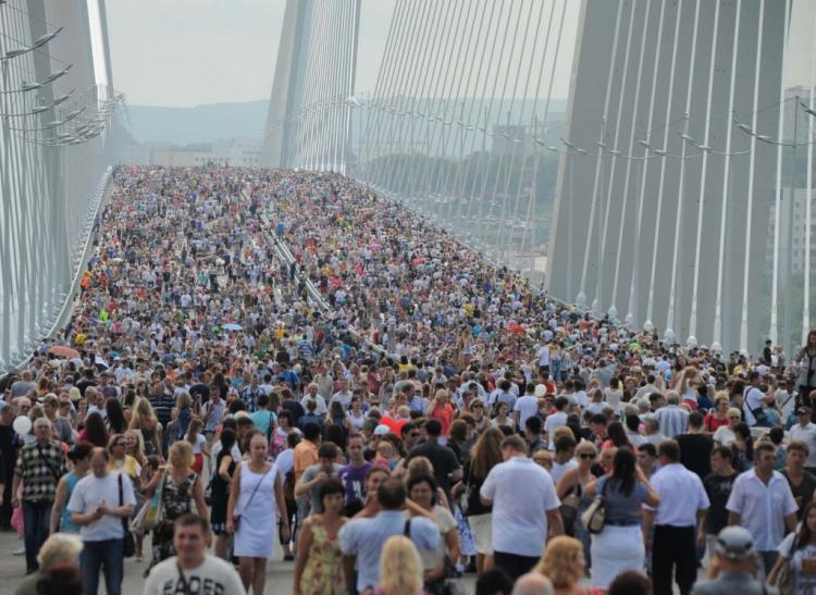 П'ять років тому владівостокцев попросили відкласти всі справи   11 серпня 2012 року - дата, яка назавжди увійшла в історію Владивостока: у цей день було відкрито міст через бухту Золотий Ріг