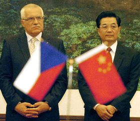 Вацлав Клаус і голова Китаю Ху Цзіньтао (Фото: ЧТК)   Вацлав Клаус зазначив, що його візит став стартом для політичного діалогу між Чехією і Китаєм на найвищому рівні