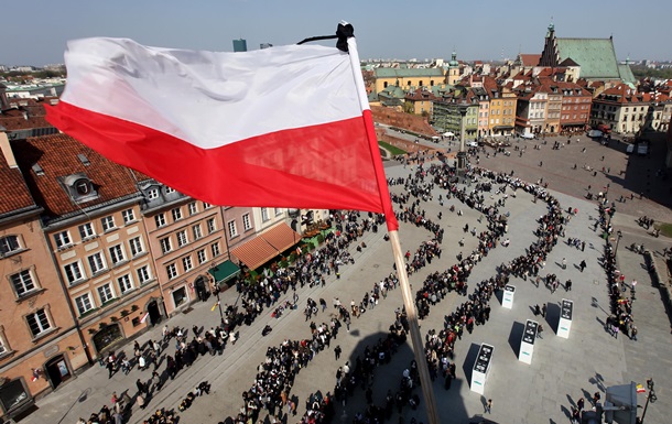 Представники польської рекрутингової фірми Upper Job стверджують, що після початку дії для України безвізового режиму українські працівники в Польщі отримують вищі зарплати