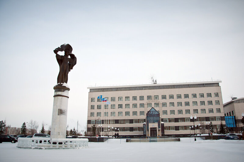 Пам'ятник Піонерам освоєння Уренгоя, який був встановлений в 2003 році на площі біля будівлі газопромислового управління