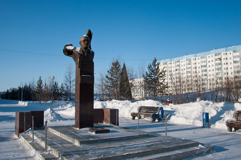 Пам'ятник Стрижова Владиславу Володимировичу - Генеральному директору виробничого об'єднання Надимгазпром, відкритий на 25-річчя Надима у вересні 1997 року