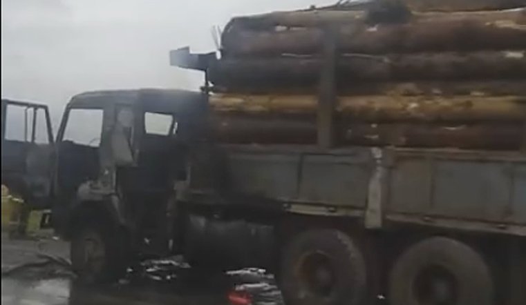 Водій не постраждав, вантаж встигли врятувати, проте кабіна КамАЗа вигоріла повністю, повідомляє кореспондент ДТРК Південний Урал