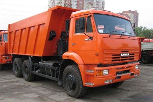 Наша компанія пропонує послуги з оренди самоскидів КАМАЗ 6520 по Москві і Московській області для доставки сипучих матеріалів, перевезення нерудних матеріалів, вивезення будівельного сміття