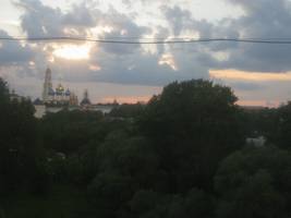 По дорозі ми побачили: -закат над   Сергієвому Посаді   -Спасо-Прилуцький монастир - трохи північніше Вологди (в 4 ранку, ми вже бачили його парою тижнів раніше, під час поїздки до Великого Новгорода і Волгоду)   -проехалісь під ТЕП70 в царстві тепловозів по воркутинській гілці   -і подивилися на вокзали цього напрямку   -проехалі за кількома мостам   -і помітили місце відгалуження гілки Котлас-Вузловий - Котлас-Южний   Перегін Москва - Коноша (це станція, після якої йде поворот на Воркутинських гілку з основної дороги Москва - Архангельськ), на мій погляд, не дуже мальовничий