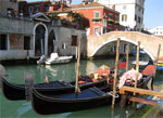 Головним видом громадського транспорту в Венеції є водний автобус (vaporetti, water buses) і водне таксі