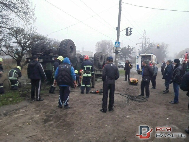 У Запоріжжі на трасі Харків-Сімферополь перекинувся військова вантажівка, в результаті чого одна людина загинула, ще одна - тяжко травмована