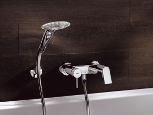 Обов'язковим атрибутом, що поєднує в собі зручність, комфорт і оригінальне дизайнерське рішення, є змішувач для ванної з душем